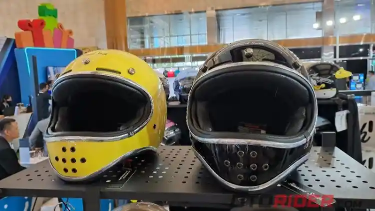 Cargloss Umbar Promo Helm di Gaikindo Jakarta Auto Week 2023