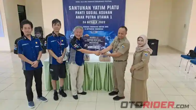 Juara Balap Ketahanan, Yamaha Racing Indonesia Beri Donasi ke Panti Asuhan