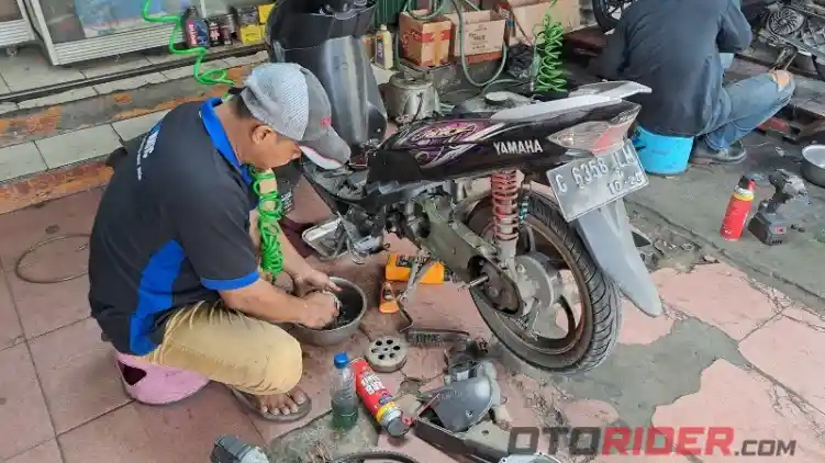 Tips Biar Motor Matic Tidak Boros Bensin, Lakukan Hal Ini!