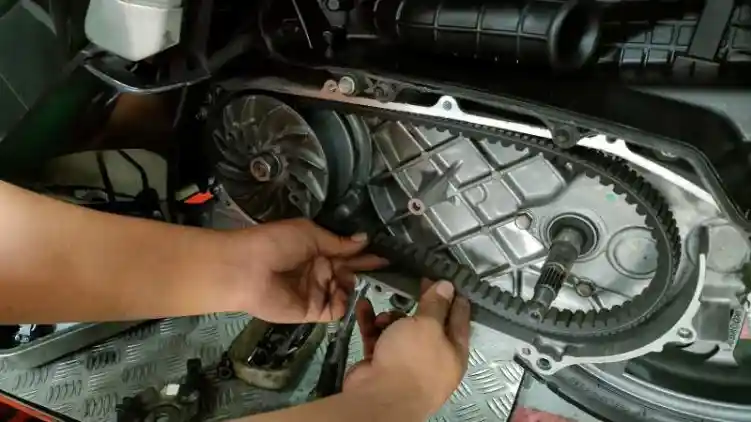 Pemilik Motor Matic Harus Tahu Kapan Saatnya Mengganti V-Belt?