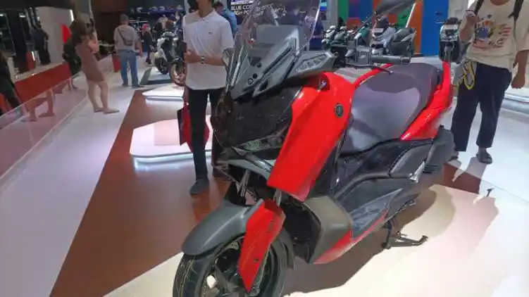 Komparasi Spek Mesin Yamaha XMAX Connected dan Honda Forza, Unggul Mana?