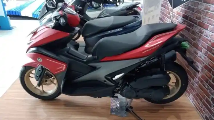  Yamaha  Aerox  155 VVA S Version Tampil Memikat Uang  Muka  