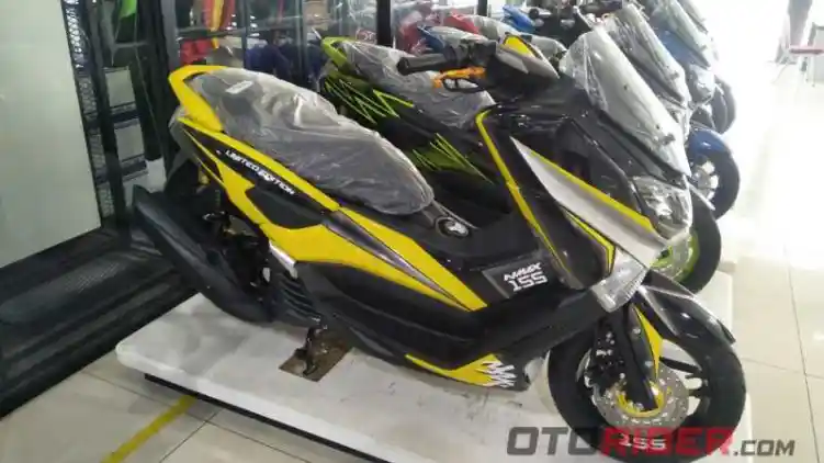 Berapa Harga Bundling Warna  NMax  Custom dan Helm Arai 