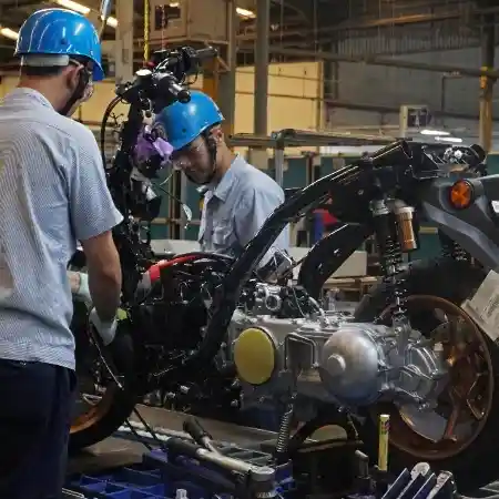 Aktivitas kunjungan pabrik produksi motor Yamaha 2023