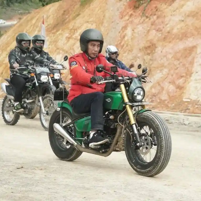Jokowi naik motor custom