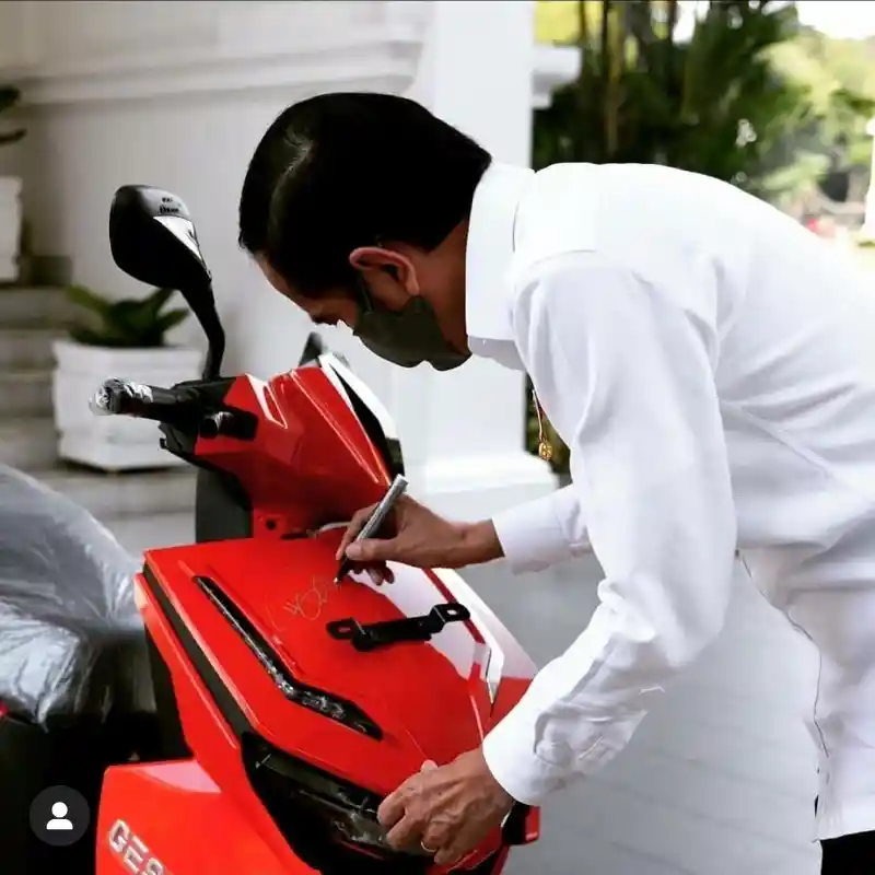 Jokowi Tanda Tangan motor Gesits