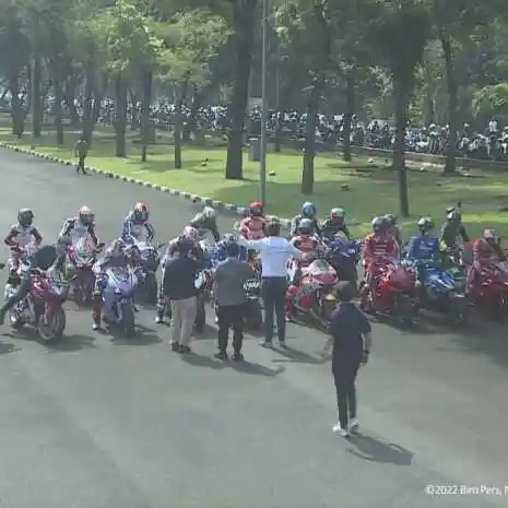 Melihat Keseruan Konvoi Para Pembalap MotoGP Di Jakarta