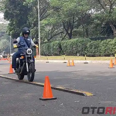 Cara Menjaga Keseimbangan Sepeda Motor Saat Melintasi Perkotaan