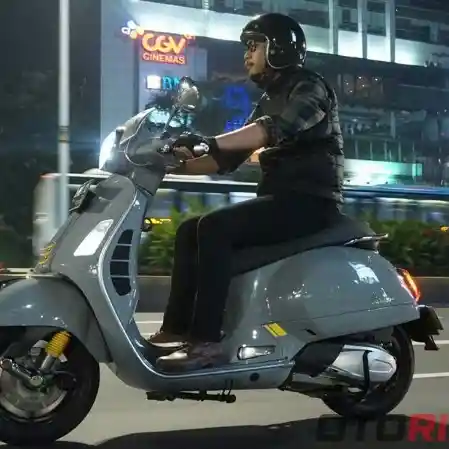 Komparasi Spesifikasi Skuter Klasik: Vespa GTS 300 vs Royal Alloy TG300