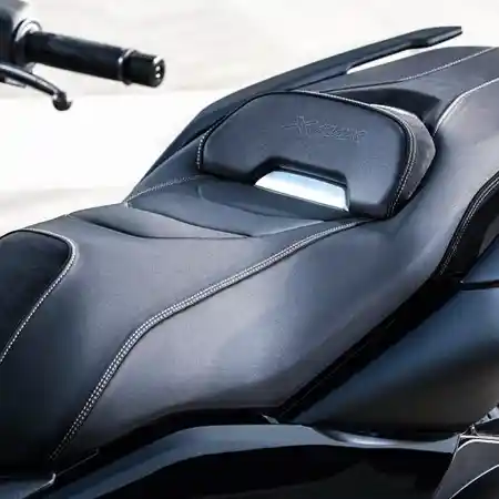 Yamaha Tawarkan XMax  Special Edition Iron  Max  Dengan 3 