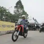 Pengunjung GIIAS 2017 Antusias Tes Motor Baru