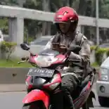 Lima Bahaya Main HP Saat Naik Motor yang Bisa Sebabkan Kecelakaan Fatal