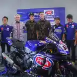 Ketika Pembalap WSBK Yamaha 2018 Menerima Batik dari Indonesia, Bikin Terharu!