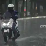 Melibas Hujan Pengendara Tetap Wajib Pakai Sarung Tangan Melibas Hujan Pengendara Tetap Wajib Pakai Sarung Tangan
