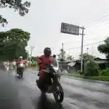 Tips Aman Mengendarai Motor Saat Hujan, Jangan Abaikan Hal Ini! Tips Aman Mengendarai Motor Saat Hujan, Jangan Abaikan Hal Ini!