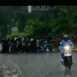 Air Hujan Jakarta Mengandung Mikroplastik, Aman atau Berbahaya untuk Pengendara Motor?