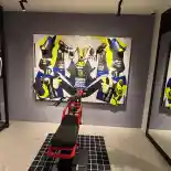 Di Tempat Ini, Konsumen Bisa Custom Racing Suit Sesuai Bentuk Tubuh