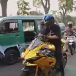 Viral, Sultan Bagi-Bagi Uang Rp 100 Ribu Naik Kawasaki Ninja H2