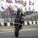 Wheelie Control Assist, Bikin Semua Orang Bisa 'Standing'