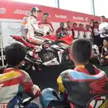 Tak Hanya Sapa Penggemar, Marc Marquez Juga Latih Rider Muda Indonesia