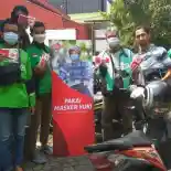 Federal Oil Bagi-Bagi Masker Gratis ke Pengendara Motor Federal Oil Bagi-Bagi Masker Gratis ke Pengendara Motor