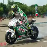 Galeri Foto: Cal Crutchlow Burnout di Kemayoran!