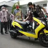 Ganjar Pranowo Jajal Motor Listrik Polytron Evo Buatan Jawa Tengah