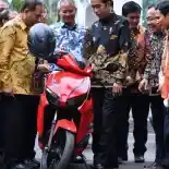 Presiden RI Joko Widodo Menerima 10 Unit Produksi Pertama Sepeda Motor Listrik Buatan Indonesia