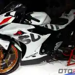 Suzuki GSX-R150 dan GSX-250R, Kenapa Posisi Huruf R-nya Berbeda? Suzuki GSX-R150 dan GSX-250R, Kenapa Posisi Huruf R-nya Berbeda?