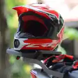 Banyak yang Belum Tahu Alasan Bentuk Helm Off-Road Lebih Panjang