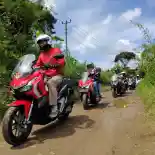 Cara Aman Lintasi Jalanan Rusak dan Berlubang Gunakan Motor