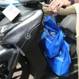 Cara Aman Berkendara Membawa Barang di Sepeda Motor