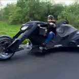 Awas, Ada Batman Kesiangan! Ups, Ternyata Hanya Motor Custom Beroda Tiga! Awas, Ada Batman Kesiangan! Ups, Ternyata Hanya Motor Custom Beroda Tiga!