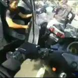 Viral Pengendara Yamaha NMAX Baku Hantam dengan Pengemudi Mobil, Salah Siapa? Viral Pengendara Yamaha NMAX Baku Hantam dengan Pengemudi Mobil, Salah Siapa?