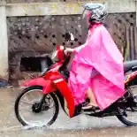 Dampak Negatif Menggunakan Jas Hujan Model Ponco Saat Hujan Deras