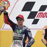 Lorenzo Acungkan Jempol Terbalik Saat Rossi Angkat Piala di MotoGP Sepang Lorenzo Acungkan Jempol Terbalik Saat Rossi Angkat Piala di MotoGP Sepang