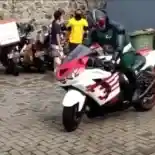 Viral Ksatria Baja Hitam Menunggangi Kawasaki ZX-14R Ke Pasar