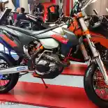 Tengok Sangarnya KTM Sixdays EXC-F Supermoto Versi Team Jaguar