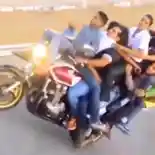 VIDEO : Cari Sensasi, Wheelie Dengan 10 Orang Penumpang