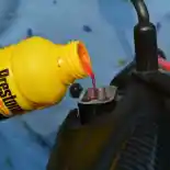 Bolehkah Minyak Rem Motor Beda Warna Dicampur? 