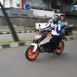 Komunitas Motor Suami-Istri MCMC Kampanyekan Penggunaan Helm ke Anak Yatim