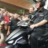 Saat Pak Menteri Jajal Skuter Listrik Dalam Negeri
