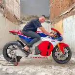 Ahmad Sahroni Koleksi Dua Motor MotoGP Versi Jalan Raya, Ducati Desmosedici RR dan Honda RC213V-S Ahmad Sahroni Koleksi Dua Motor MotoGP Versi Jalan Raya, Ducati Desmosedici RR dan Honda RC213V-S