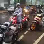 Musim Hujan, Pemotor yang Berteduh di Bawah Flyover Bisa Kena Tilang!