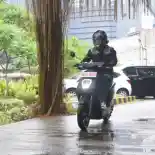 Cara Aman Mengendarai Motor Listrik yang Tanpa Suara