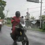 Musim Hujan, Pengendara Motor Diingatkan Bahaya Berhenti Sembarangan