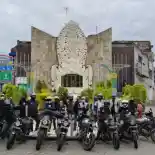 Komunitas XSR Brotherhood MC Bersih-Bersih Pantai Kuta