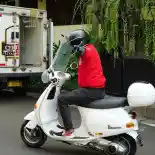 Makin Trendy, Berikut Inspirasi Gaya Khas Skuteris Saat Berkendara