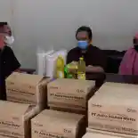 Honda Bagi-Bagi Sembako ke Masyarakat Tuna Netra dan Yatim Piatu