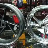 Ketika Pelek Karbon & Krom Membuat Tampilan Motor Makin Elegan